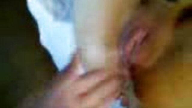 Une vraie pute rend le garçon porno femme et garçon propre