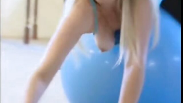Une mamie salope séduit porno garçon et femme un jeune homme innocent dans le sexe sous la douche