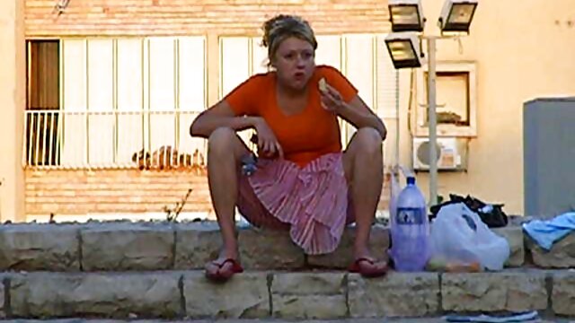 Blonde porno fille garçon tirée du public, déshabillée pour un spectacle lesbien