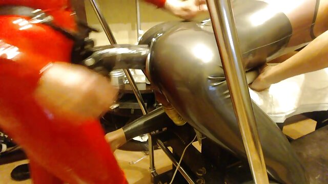 La beauté xxx de garcon d'un pompier fait plaisir à son garçon plus âgé