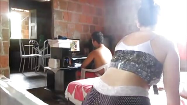 Lara Croft a percé son cul et sa chatte dans une leçon de gangbang porno garçon garçon