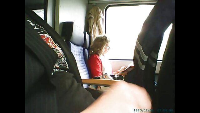 Femme prend une femme et garcon porno charge chaude dans la bouche et la lèche