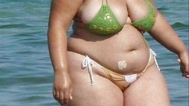 Superbe fille porno garçon garçon orallée avant de jouer pour les vacances