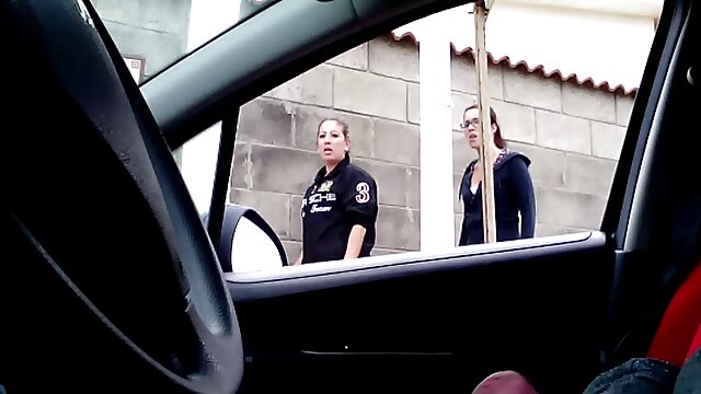 Des filles en minuscules bikinis sucent la bite jeune garcon porn d'un mec pendant un trio