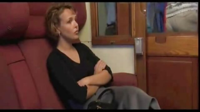 MILF garçon manqué porn allume lentement sa belle-fille et la baise