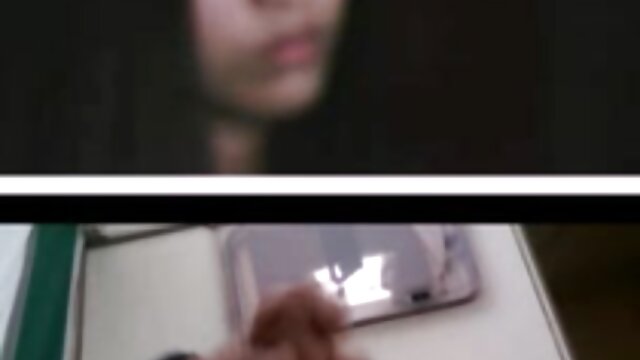 Poussin vietnamien saisissant une film porno de garçon bite blanche
