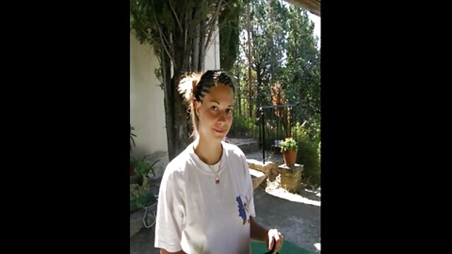 Brunette Chick suce une bite sex petite garcon longue et dure