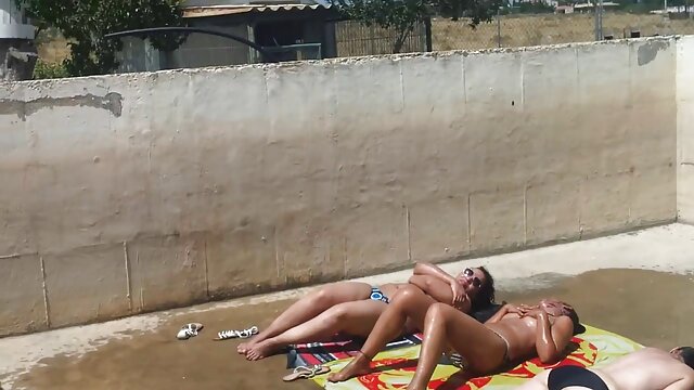 Yumi Oosako gémit avec une maman et son garcon porn bite dans chacun - Plus sur hotajp.com