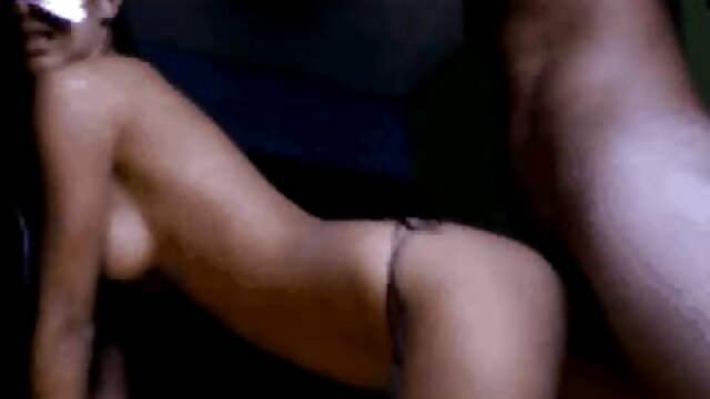 Blonde et son jeune garcon xxx amie lesbienne aux cheveux bruns ont une orale