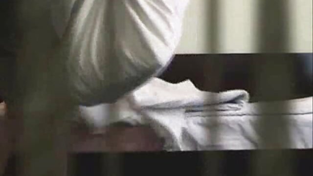Beauté jeune garcon porn mature au corps chaud bénéficiant d'une baise