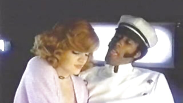MILF rousse impeccable chevauche une grosse bite et mange du sperme sex femme avec garcon