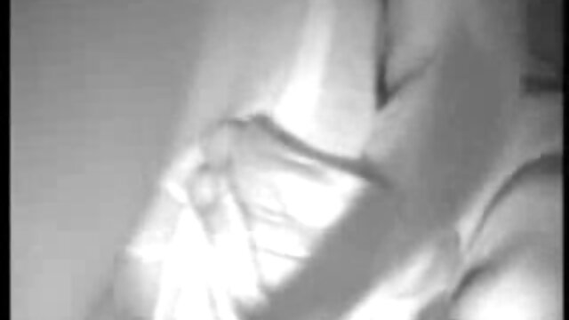 La petite poupée asiatique est la star d'un porno garson blowbang