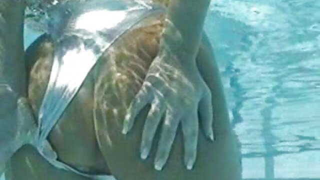 NMLN Tiny British Milf profite d'une femme et garcon porno bonne baise!