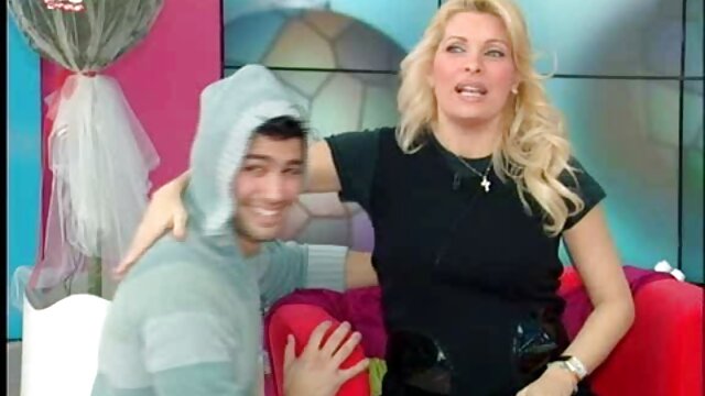 VIP4K. Une brune donne la chatte à un sex gay garcon agent pour acheter une musique musicale