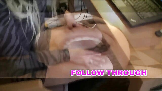 MILF brune aux gros seins suce la grosse bite sex petite garcon de ses voisins